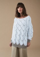 Пуловер прямого кроя, связанный спицами рисом