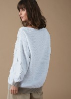 Пуловер с глубоким вырезом горловины, связанный отдельными деталями