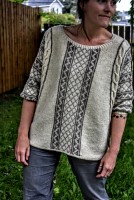 Женственный пуловер, связанный спицами одной деталью