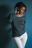 Женский пуловер с формированием талии, связанный спицами