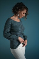 Женственный пуловер с круглым вырезом горловины