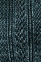 Ажурный узор, украшающий перед и спину пуловера