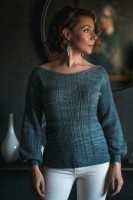 Красивый женский пуловер с ажурными дорожками по переду и спине