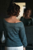 Пуловер женственного силуэта, связанный спицами