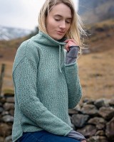 Женский свитер прямого кроя, связанный спицами отдельными деталями