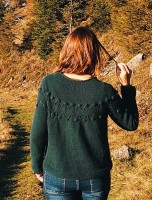 Женский пуловер, связанный чулочной вязкой сверху вниз