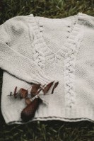 Пуловер с широкой планкой горловины и манжетами спицами