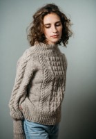 Женский пуловер с узором из кос, связанный спицами сверху вниз