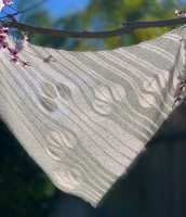Треугольная шаль, связанная спицами платочной вязкой