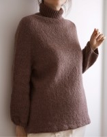 Уютный пуловер с высоким воротником спицами