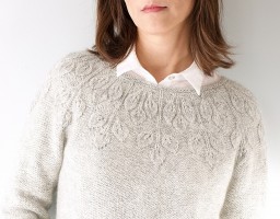 Весенний пуловер с круглой горловиной спицами