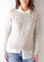 Женский пуловер с длинными рукавами спицами