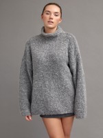 Модный женский свитер спицами описание