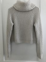 Свободный свитер резинкой укороченной длины