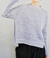 Модный свитер для девушки спицами