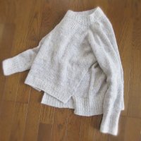 Модный свитер спицами женский