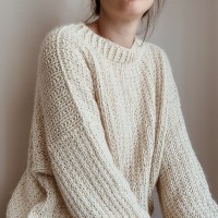 Женский свитер оверсайз вязаный спицами