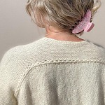 Красивая блуза с интересными деталями Yara_sweater, вязаная спицами сверху Красивая блуза спицами